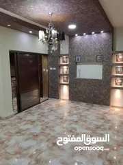  4 ((شقه للبيع)) مكونه من ثلاث غرف نوم وغرفة ضيوف ومطبخ أمريكي وحمام طابق ثالث مجدده بالكامل من تمديدات