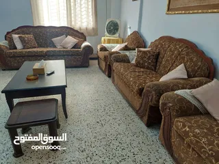  7 طقم سفرة  10 كراسي + طقم جلوس 7 مقاعد بحالة جيدة جدا + سجاد + طاولات جانبية