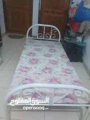  1 سرير حديد متنقل بحاله ممتازة