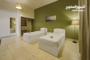  28 شاليهات للايجار اليومي والشهري والسنوي  متوفر بعدة احجام متوفر شاليهات غرفه وفر غرفتين ويوجد 3 واربع