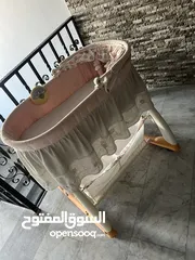  1 سرير أطفال و ارجوحة و هزاز للبيع