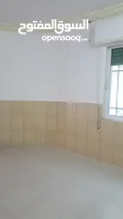  3 شقه استثماريه مميزه للبيع من المالك مباشرة طابق ارضي منخفض على مستوى الشارع،مدخل جانبي