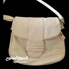  9 للبيع اي شنطة او كلتش بدينننار واحد فقط