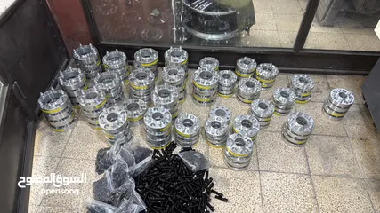  2 فلنجات جميع أنواع السيارات وسبيسرات وبراغي وسومين جيرمين