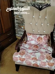  9 طقم كنبايات للبيع منظره فخم وحلو ونظيف بحال الوكاله ومريح بالجلوس مع طربيزات النص