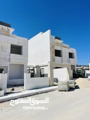  5 فلل فخمة للبيع الراهبات خلف محطة المناصير مقابل مطعم الطياره مساحة 400 متر طابقين الروف جديد مع مطبخ