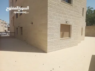  19 للايجار شقه ارضيه مدخل مستقل مع ساحه 200 متر
