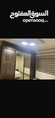  1 غرفة نوم مع خزانة حائط
