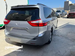  4 Toyota Sienna LE 2018