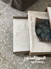  14 طاولة صالة بالون ابيض و خشبي مع تصميم يناسب جميع الديكورات يمتاز بسهولة التنظيف و يحتوي على خزانتين