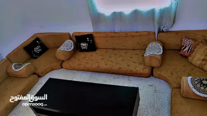  3 جلسه ارضيه تتكون من ثلاث فرشات زاويتين مع مساندهم والمراكي بحاله جيده جدا  للبيع بسعر 40دينار