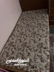  3 سرير مفرد مع فرشة و2 كومدينة بحالة ممتازة