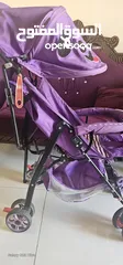  1 عربة اطفال لون نهدي مع شمسية وسلة سفلية لوضع الاغراض