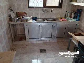  5 مطبخ المنيوم قديم و لكن بحالة جيده للبيع