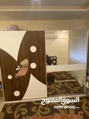  16 غرف نوم وطقمين جلوس وصوبتين وتلفزيون وغرفة ماستر وغرفتين شباب وخزانة مع رف