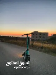  1 سكوتر من نوع تاير مع طاقيه الصليه  و كلشي  48 فولت 15 أمبير