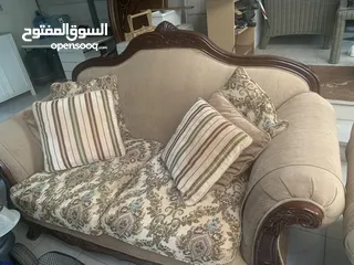  5 طقم كنبات ملكي مع طاولة وسط وطاولة زاوية