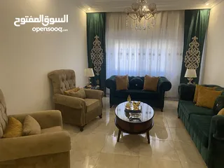  3 طاولة سفره مع كنب و 4 ثريات