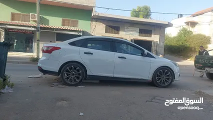  5 فورد فوكس 2012 للبيع ماتور 1600 بنزين اوتوماتيك مكسور عليها شهرين ترخيص السياره تأمينها ساري لمده سن