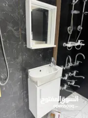  9 ادوات صحية مشكلة جديدة في معرض للبيع مراحض مغاسل حنفيات مجالي وسرميك مشكل للبيع كميه داخل المعرض