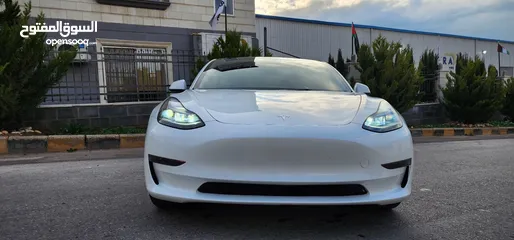  1 Tesla Model 3 -