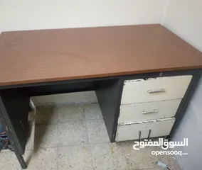  7 خزانة احذية ، طاولة متحركة ، مكتب حديد ، مكنسة كهرباء هيتاشي