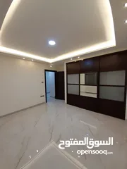  6 شقةللبيع في الصوفيه طابقيه 400 م للبيع مداخل مستقله حديقه 350 م  
