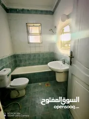  11 شقة للبيع مخدومة مع مصعد طابق اخير حالة ممتازة مطبخ أمريكي حالة ممتازة سكن مرة واحدة