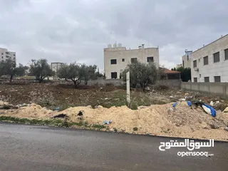  1 للبيع قطعة ارض صخرية بموقع مميز محاطه بفلل مساحه 683 متر واجه جنوبيه 22 متر الحصن دبات ابو النصر