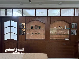  1 قاطع خشبي كبير مع باب (خشب سويد) والقاطع لاتيه للبيع القاطع او الباب لحال السعر قابل للتفاوض