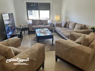  2 غرفة جلوس كاملة بحالة جيده جدا طقم كنب مريح وعملي وخاصة للاطفال مساحة عريضة للجلوس سهل الفك والغسيل