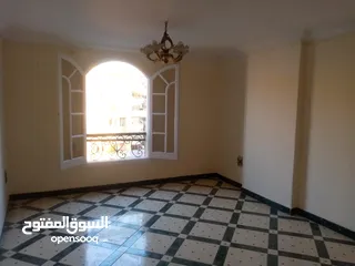  4 شقه علي شارع شبرا العمومي موقع مميز