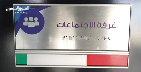  18 قارمة مكتب ولوحات جدارية