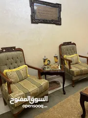  3 غرفة جلوس كامله مع طاولة سفرة بوضع ممتاز للبيع بسعر مغري