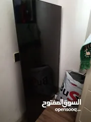  2 مكسوره الشاشه نوعها شارب سمارت 50 بوصه الي بدو يشتريها يوخذها عشان القطع