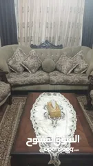  1 طقم كنب للبيع بحالة الجيدة مع 3 طاولات