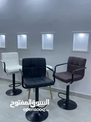  11 [كرسي بار عصري من الجلد الصناعي] تصميم عصري على شكل حرف L مع ظهر مربع وذراعين، جلد صناعي محكم، يمكن