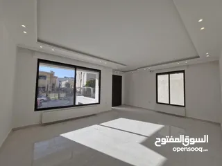 3 شقة طابق ارضي مميزة للبيع بمساحة 196 م بنظام شبه ڤيلا ،ثلاث مداخل مع ترسات واسعة وتشطيبات راقية .