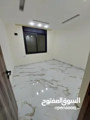  13 .. شقة فارغه فاخره للإيجار ..
