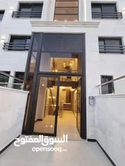  4 حي الريان الجبيهة شقة طابق ثالث مع رووف للبيع