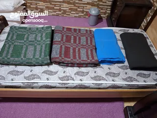  8 فرشات وبطانيات بقياسات متنوعة نظيفة جدا بحالة ممتازة للبيع بسبب السفر