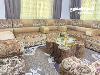  5 مجلس غرفة ضيوف نادر الاستعمال  3.5×3.5 7 مقاعد مجوز و 3 زوايا و اربع مساند مع طاولة و 4 طربيزات