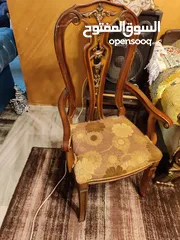  20 طقمين كنب زان بحاله ممتازه وطقم سفره مع ملحقاتها للبيع