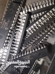  1 ميكروكنترولر pic16f886 يتوفر لدينا