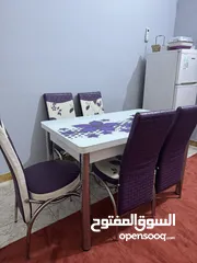  1 ميز طعام مع خمس كراسي