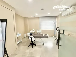  2 عيادة تجميل مع معدات حديثة للايجار بالخلو