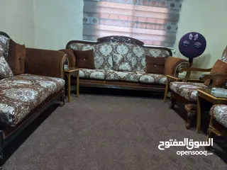  3 طقم كنب  جديد للبيع مع طاولات  خشب زان  وسجادة