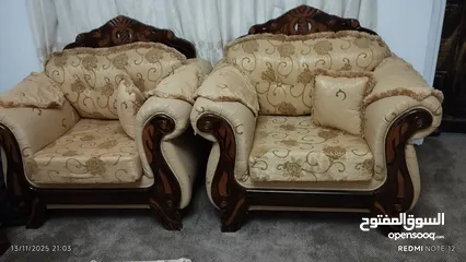  3 طقم كنب 7 مقاعد مستعمل شبه جديد خشب قوي و تفصيل ممتاز . موجود في بيتا نابلس . المعني يتواصل على الرق