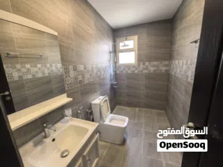  5 شقة سكنية راقية جدا للبيع وقابل للتفاوض.  المساحة 123متر