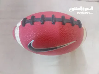  1 كرة قدم أمريكية Nike صغيرة أصلية بحالة جيدة جدآ